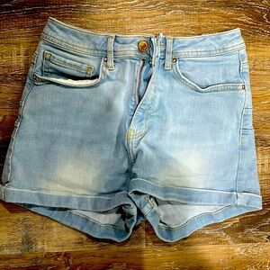 •••FOREVER 21•••LIGHT WASH•JEAN SHORT